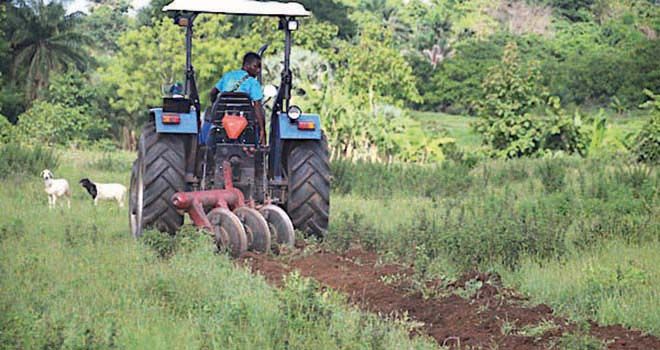 L’augmentation de la productivité agricole, ici par le biais de la mécanisation au Togo,  est nécessaire selon la FAO et l’OCDE. Photo : Officiel Togo