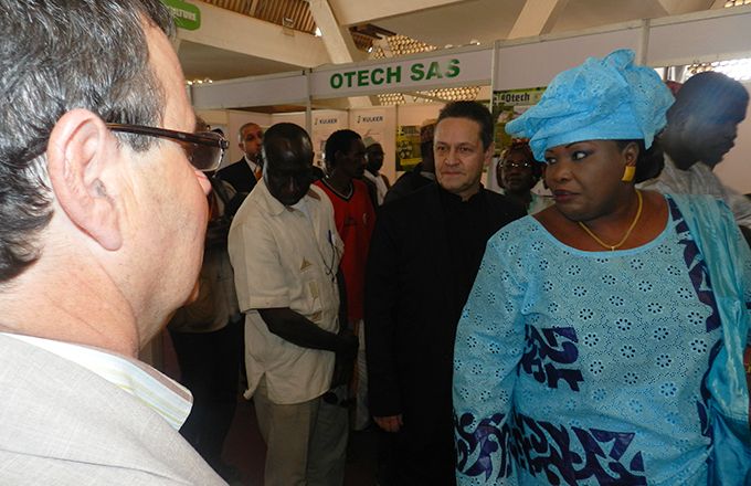 Visite de l'ex-ministre des Productions animales et halieutiques du Sénégal sur des stands d’adhérents de l’Adepta au Siagro de Dakar. Photo d’archive : Antoine Hervé Visite de l'ex-ministre des Productions animales et halieutiques du Sénégal sur des stands d’adhérents de l’Adepta au Siagro de Dakar. Photo d’archive : Antoine Hervé