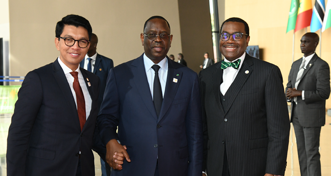 S.E. Andry Rajoelina, président de la République de Madagascar suivi de S.E. Macky Sall, président de la République du Sénégal et du Président de la Banque africaine de développement, Akinwumi Adesina lors de leur arrivée au Sommet Dakar 2. Source : BAD.