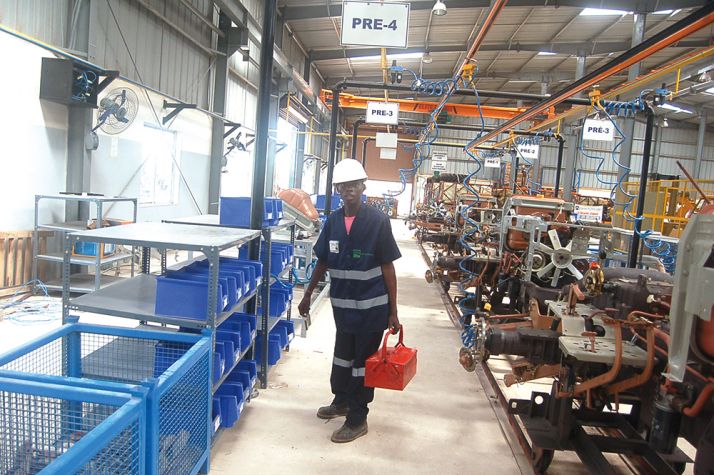 Romain Vodounon Yaovi sur la chaîne de montage. Photo : dr Romain Vodounon Yaovi sur la chaîne de montage. Photo : dr