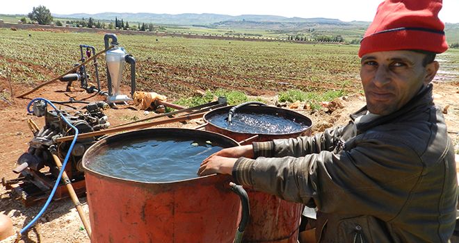 L’eau est au cœur des enjeux du changement climatique en Afrique. Ici, un paysan irrigue son champ à El Hajeb, au Maroc. Photo : Antoine Hervé L’eau est au cœur des enjeux du changement climatique en Afrique. Ici, un paysan irrigue son champ à El Hajeb, au Maroc. Photo : Antoine Hervé