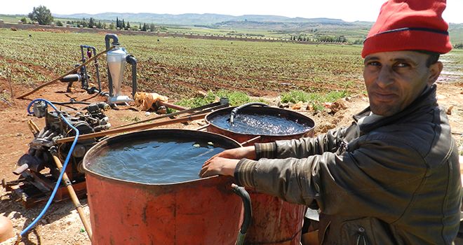 L’eau est au cœur des enjeux du changement climatique en Afrique. Ici, un paysan irrigue son champ à El Hajeb, au Maroc. Photo : Antoine Hervé  