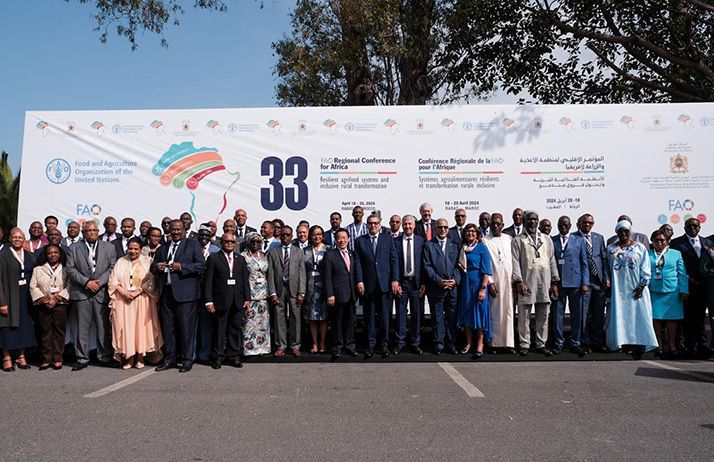 Les ministres se réunissent avec le Directeur général de la FAO, QU Dongyu, à la 33e session de la Conférence ministérielle régionale de la FAO pour l'Afrique. © FAO/Eduardo Soteras Les ministres se réunissent avec le Directeur général de la FAO, QU Dongyu, à la 33e session de la Conférence ministérielle régionale de la FAO pour l'Afrique. © FAO/Eduardo Soteras