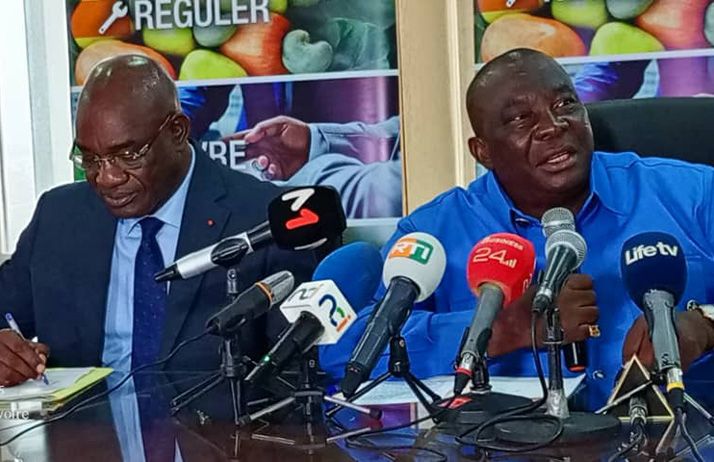 Le ministre d’État, ministre de l’Agriculture, du Développement rural et des Productions vivrières, Kobenan Kouassi Adjoumani à droite et le directeur général du Conseil du coton et de l'anacarde, Adama Coulibaly.
