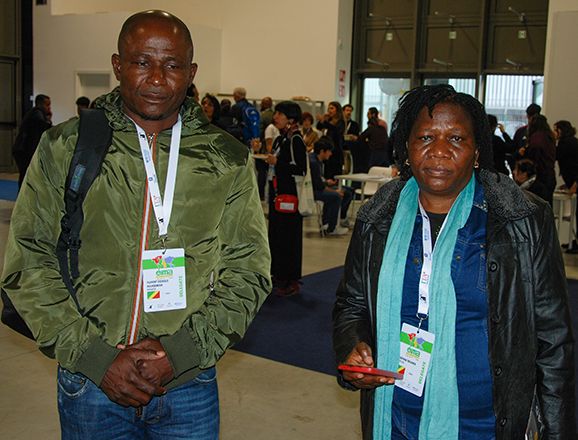 Joséphine Bouanga (RDC), avec un visiteur du Congo Brazzaville. Photo A. Hervé