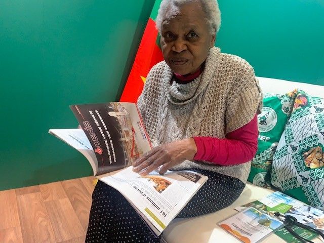 Une fidèle lectrice du magazine « Afrique Agriculture » depuis plusieurs années, rencontrée au stand du Cameroun au Salon de l’agriculture de Paris. © Silas Bayebane Une fidèle lectrice du magazine « Afrique Agriculture » depuis plusieurs années, rencontrée au stand du Cameroun au Salon de l’agriculture de Paris. © Silas Bayebane