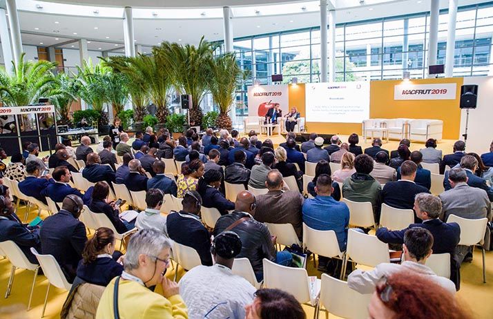 Lors de la conférence « Italie-Afrique: un partenariat renouvelé pour le développement horticole et agro-industriel ». Lors de la conférence « Italie-Afrique: un partenariat renouvelé pour le développement horticole et agro-industriel ».