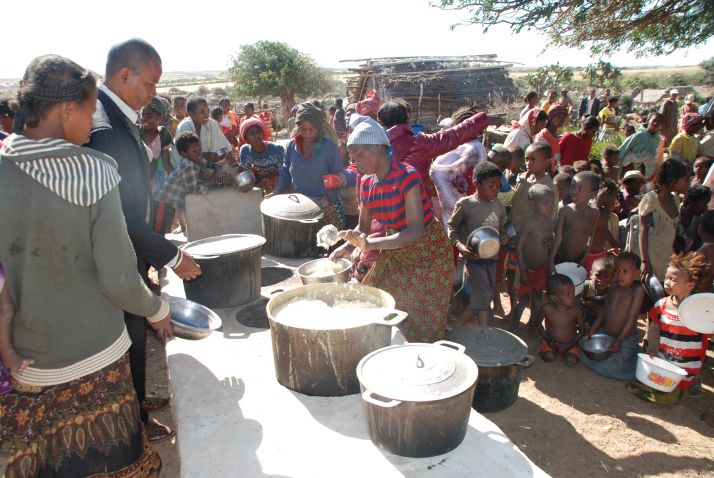 Distribution alimentaire au sud de Madagascar. L’île est particulièrement touchée par la malnutrition. Photo : Antoine Hervé Distribution alimentaire au sud de Madagascar. L’île est particulièrement touchée par la malnutrition. Photo : Antoine Hervé