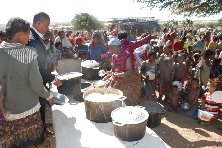 Distribution alimentaire au sud de Madagascar. L’île est particulièrement touchée par la malnutrition. Photo : Antoine Hervé