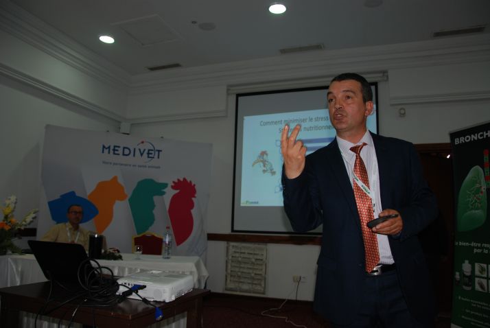 Le Dr Elyes Allagui (Miavit) explique l’impact du stress oxydatif sur les performances des volailles, jeudi 18 mai, lors du Pamed de Yasmine Hammamet, en Tunisie.