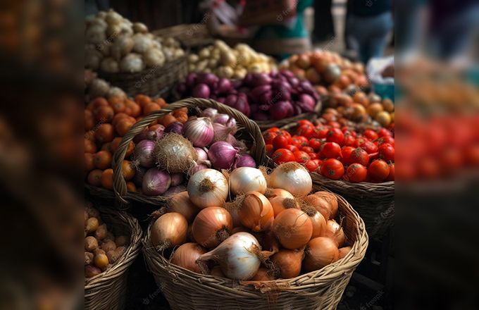 Paniers d'oignons et de tomates exposés au marché. Photo : IPTC Paniers d'oignons et de tomates exposés au marché. Photo : IPTC