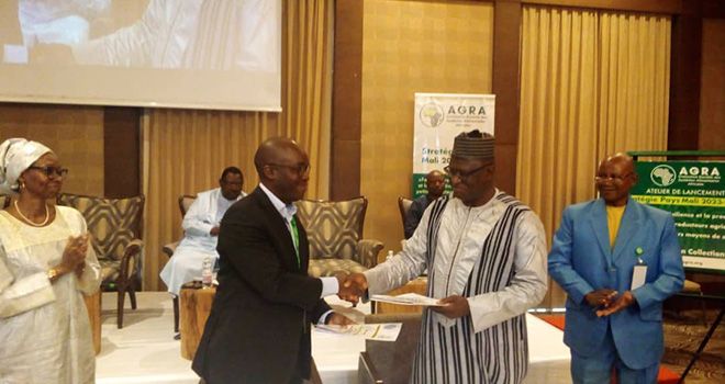 Poignée de mains entre le coordinateur de l'Agra et le ministre de l'Agriculture. Photo : Moïse Thiombé Poignée de mains entre le coordinateur de l'Agra et le ministre de l'Agriculture. Photo : Moïse Thiombé