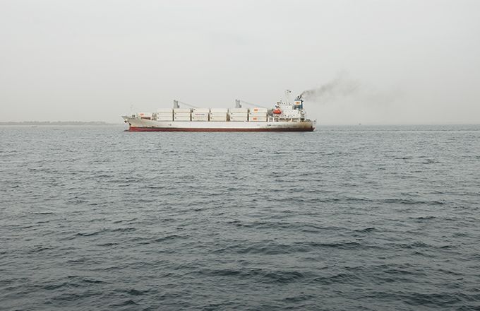 Un porte-conteneurs entre dans le port de Dakar. Photo : Antoine Hervé