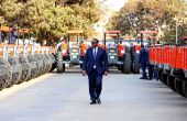 Le président Macky Sall inspecte les tracteurs reçus de l’Inde. Photos : DR